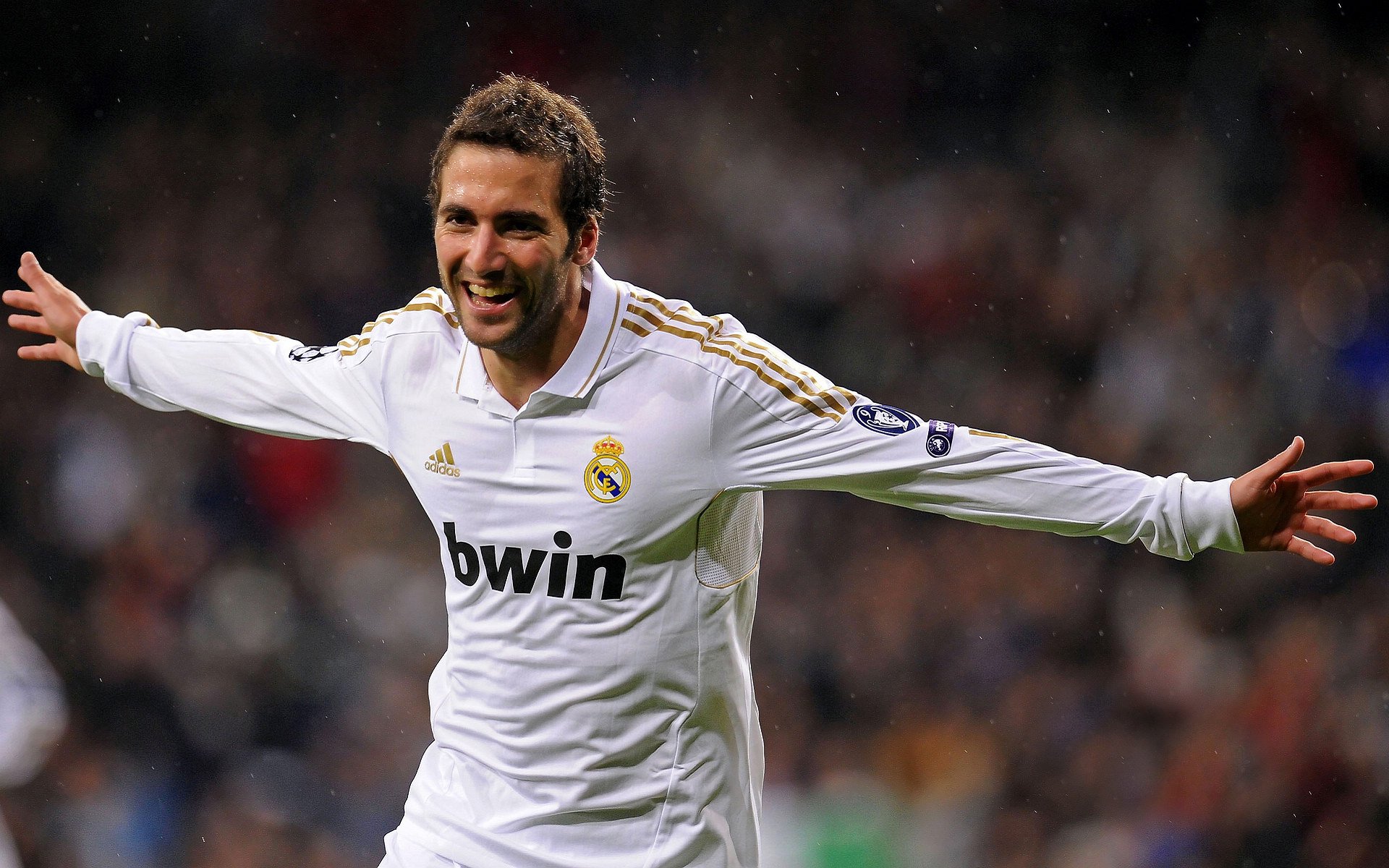 中国足球比赛边路进攻手段分析，足球边路进攻的战术配合基本方法