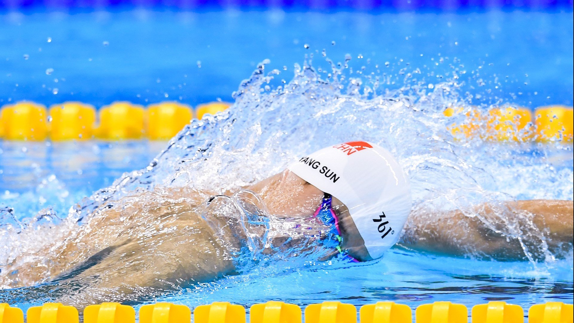 “缆绳滑水：东桃花岛赛场新风尚，水面竞速超越极限”